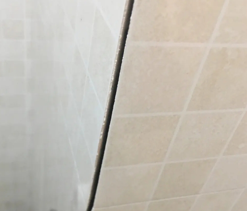 调兵山瓷砖空鼓维修公司分享阳台瓷砖脱落的修复过程可以分为以下几个步骤